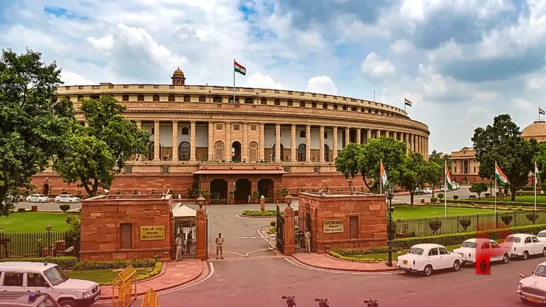सुप्रीम कोर्ट के निर्देश के बाद एक्शन, TMC के 20 बागी सांसदों को ओम बिरला का नोटिस