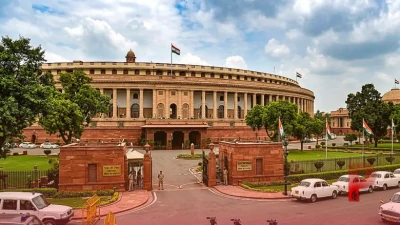 सुप्रीम कोर्ट के निर्देश के बाद एक्शन, TMC के 20 बागी सांसदों को ओम बिरला का नोटिस