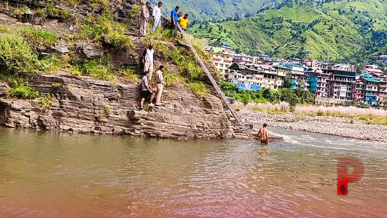 हिमाचल प्रदेश के रोहड़ू में पब्बर नदी का कहर, नहाते समय डूबे दो स्कूली छात्र