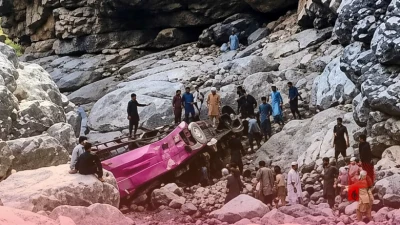 पाकिस्तान में भीषण सड़क हादसा, खाई में गिरी यात्रियों से खचाखच भरी बस, 40 लोगों की दर्दनाक मौत