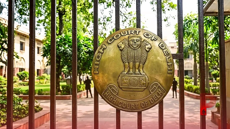 दिल्ली हाईकोर्ट का बड़ा फैसला: स्कूल प्रिंसिपल को SC/ST एक्ट से मिली राहत, पति पर जारी रहेगी कानूनी कार्यवाही