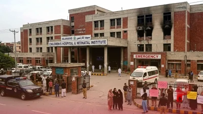 इस्लामाबाद के अस्पताल में जलकर मरे 14 नवजात, स्वास्थ्य मंत्री मुस्तफा कमाल पर फूटा जनता का गुस्सा