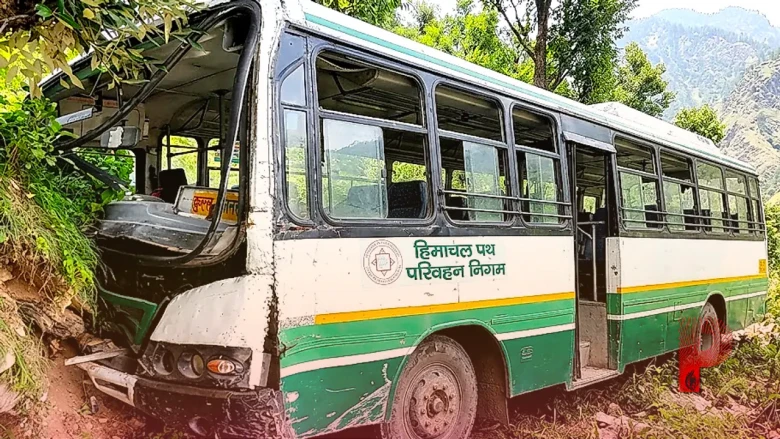 कुल्लू में रक्षाबंधन पर बड़ा बस हादसा, ब्रेक फेल होने से 60 से ज्यादा यात्रियों की जान पर बनी