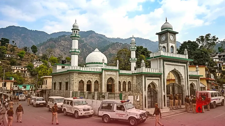 उत्तराखंड में भड़काऊ भाषण देने वाले मौलाना मुफ्ती मुजीब पर कानून का शिकंजा, मुख्यमंत्री पुष्कर सिंह धामी की सख्त चेतावनी के बाद पुलिस की ताबड़तोड़ तलाश जारी