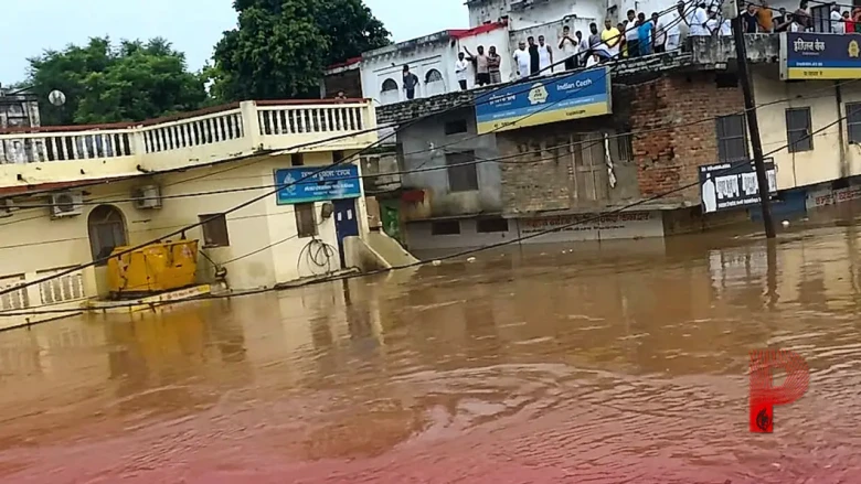 सतना और चित्रकूट में भारी बारिश से तबाही: उफान पर मंदाकिनी नदी, रामघाट का बड़ा पुल बहा, यूपी-एमपी का संपर्क टूटा