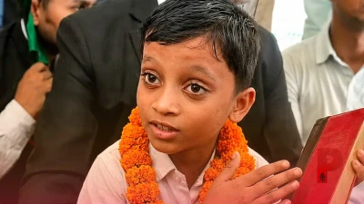 पटना: हाथ में संविधान थामे धरने पर बैठा 6 साल का आदित्य, पुलिस पर लगा गंभीर आरोप