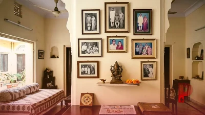 वास्तु टिप्स: घर में पारिवारिक तस्वीरें लगाने के सही नियम, गलत दिशा ला सकती है परेशानी