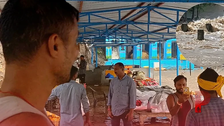 रोहतास: गुप्ता धाम में मूसलाधार बारिश से बाढ़ जैसे हालात, मंदिर परिसर में भरा पानी और आवागमन ठप