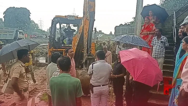 पश्चिम बंगाल: रानीगंज में रेलवे विस्तार के नाम पर चला बुलडोजर, मुआवजे को लेकर ग्रामीणों ने जताया विरोध