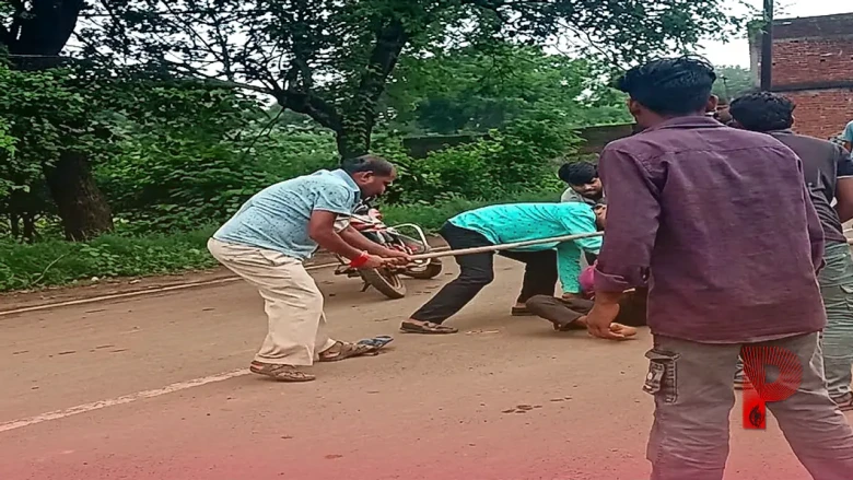 कटनी में दबंगई का खौफनाक वीडियो वायरल, सड़क पर दौड़ाकर युवक को लाठी-डंडों से पीटा