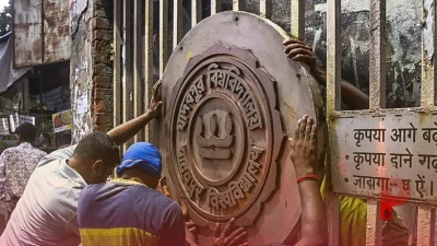 जादवपुर विश्वविद्यालय के कुलपति की छात्रों को नसीहत, दीवारों को छोड़कर सोशल मीडिया पर उठाएं मुद्दे