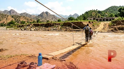 सांबा में जान जोखिम में डाल स्कूल जा रहे बच्चे, पिता को दरिया पार कराने की मजबूरी