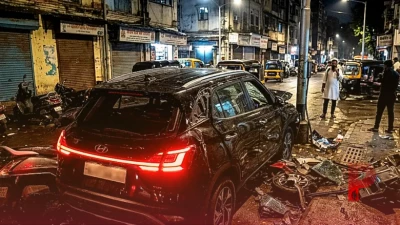 मुंबई में तेज रफ्तार कार का कहर: अनियंत्रित होकर कई वाहनों को रौंदा, एक महिला की मौत