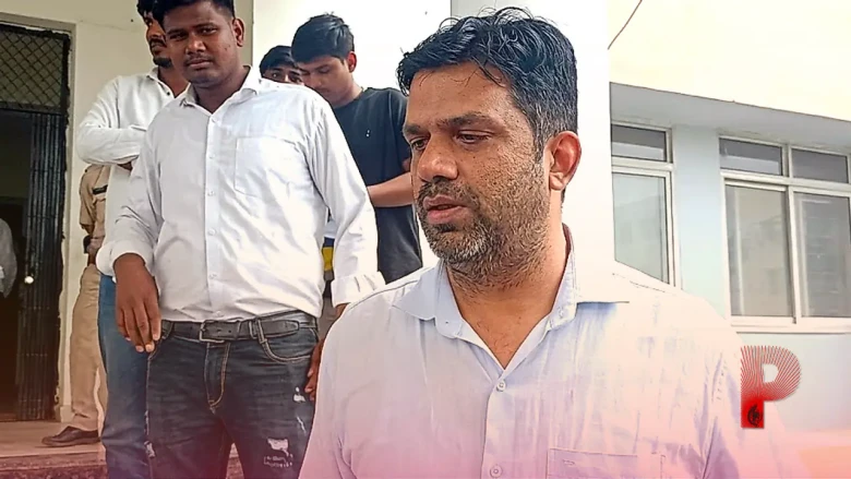 रतलाम में नर्सिंग छात्राओं का अनोखा प्रदर्शन: 15 किलोमीटर पैदल चलकर पहुंचीं कलेक्ट्रेट, कॉलेज पर लगाया भविष्य बर्बाद करने का आरोप