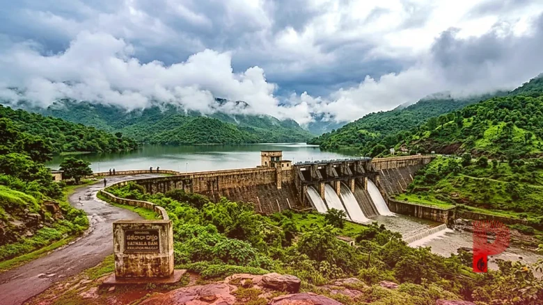मानसून की बौछार से निखरा सतनाला डैम का स्वरूप, किसी हिल स्टेशन जैसा अहसास करा रहे हैं घने बादल और पहाड़