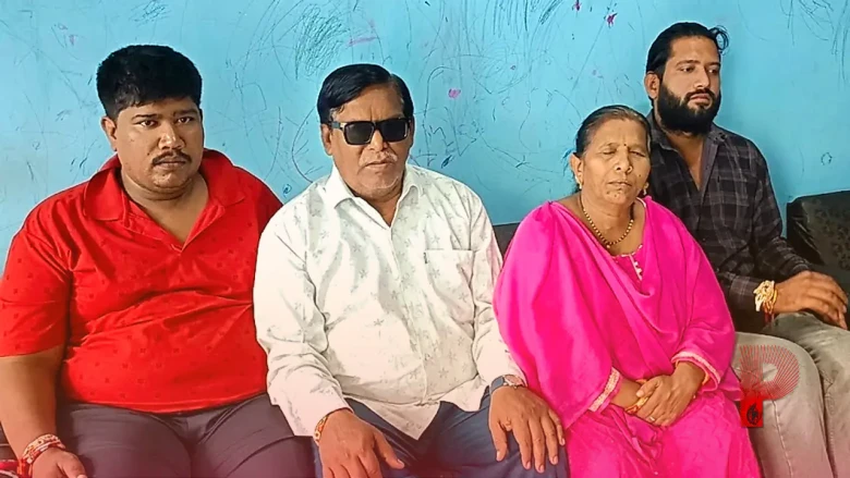 खंडवा की अनूठी मिसाल: आंखों की रोशनी नहीं, पर जज्बे से संवार रहे बच्चों का भविष्य, 33 साल से शिक्षा का अलख जगा रहे दंपती