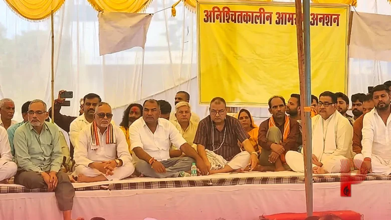 रीवा: कल्पना मिश्रा को न्याय दिलाने के लिए चल रहे धरने पर पत्थरबाजी, बुजुर्ग घायल