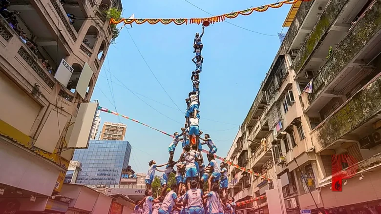 मुंबई में दही हांडी की धूम, 85 लाख रुपये का इनाम और 50 फीट की ऊंचाई पर महिला गोविंदाओं का कमाल
