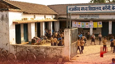 बेगूसराय की रूपम मैडम का अनोखा अंदाज़, सरकारी स्कूल में गणित और विज्ञान की क्लासेज रहती हैं फुल