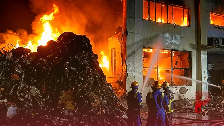 गाजियाबाद की ट्रोनिका सिटी में बैग फैक्ट्री में लगी भीषण आग, दीवार तोड़कर दमकलकर्मियों ने पाया काबू
