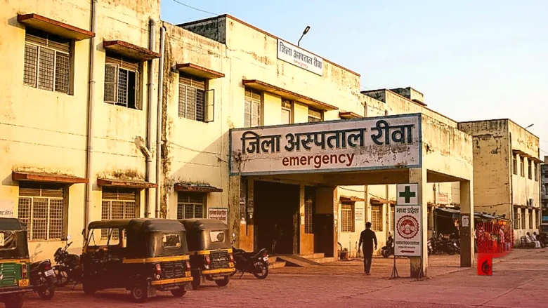 रीवा: कुत्ते के काटने पर अस्पताल ने लगा दिया सांप के जहर का इंजेक्शन, मरीज की बिगड़ी हालत