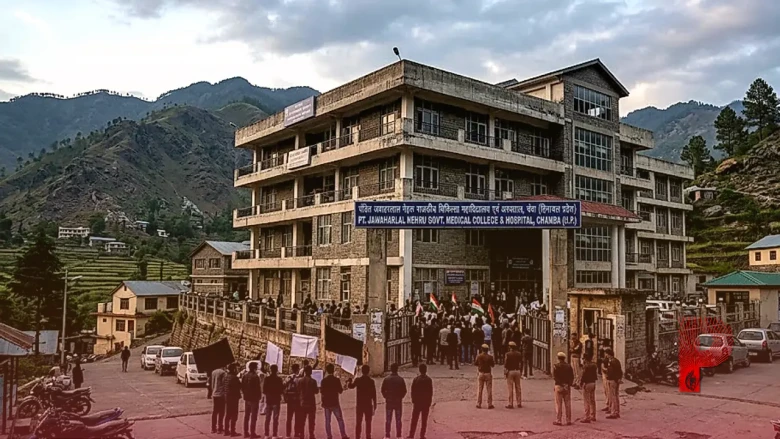 हिमाचल के चंबा मेडिकल कॉलेज में बड़ी लापरवाही: डेढ़ साल की मासूम की तड़पकर मौत, एक घंटे तक नहीं आए डॉक्टर; भड़के परिजनों का हंगामा, सरकार पर बरसे जयराम ठाकुर