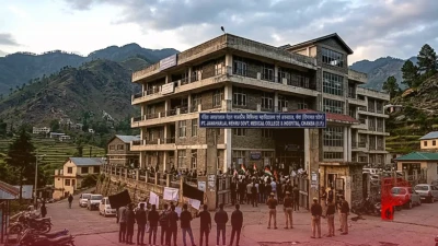 हिमाचल के चंबा मेडिकल कॉलेज में बड़ी लापरवाही: डेढ़ साल की मासूम की तड़पकर मौत, एक घंटे तक नहीं आए डॉक्टर; भड़के परिजनों का हंगामा, सरकार पर बरसे जयराम ठाकुर