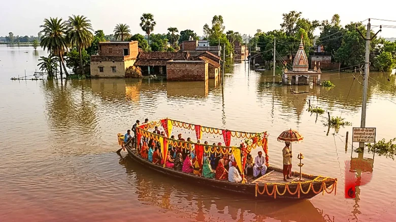 कटिहार: बाढ़ के पानी के बीच नाव बनी बारातियों का सहारा, दूल्हे ने अनोखे अंदाज में रचाई शादी