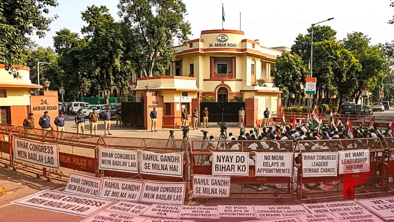 दिल्ली में कांग्रेस मुख्यालय के बाहर अपनी ही पार्टी के नेताओं का धरना, बिहार कांग्रेस में बदलाव और राहुल गांधी से मुलाकात की मांग