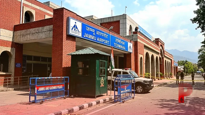 जम्मू एयरपोर्ट पर तैनात सीआईएसएफ जवान ने सर्विस राइफल से खुद को मारी गोली, हालत नाजुक