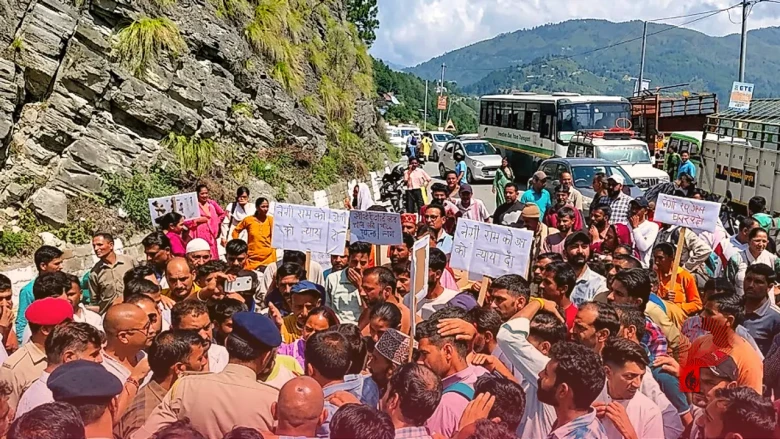 हिमाचल प्रदेश: नेगी राम हत्याकांड में सीबीआई जांच की मांग, तीसा में सड़क जाम कर परिजनों का भारी प्रदर्शन