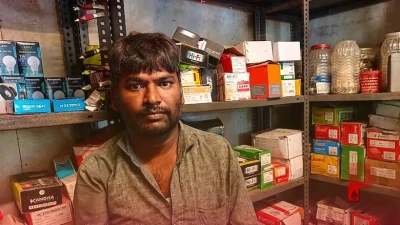 मऊ के अजय चौहान की अदम्य इच्छाशक्ति: दोनों हाथ खोने के बाद भी नाक और पैरों से चला रहे दुकान