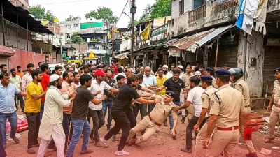 इंदौर: अतिक्रमण हटाने के दौरान बड़ा बवाल, एडिशनल DCP को धक्का देकर गिराया