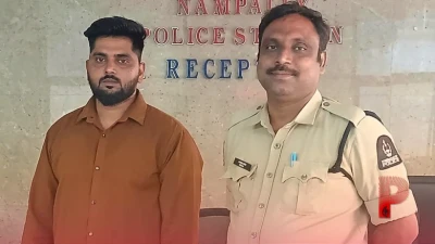हैदराबाद में ट्रैफिक पुलिस से बदसलूकी, हेलमेट की फोटो खींचने पर बाइक सवार ने किया हंगामा