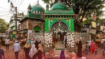 जमशेदपुर: चिट्ठियों में लिखी मुरादें पूरी करते हैं बाबा मस्कीन अली शाह, कालू बागान के मजार पर उमड़ती है भीड़