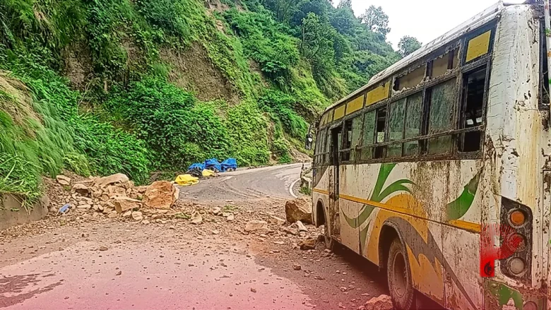 हमीरपुर में बड़ा हादसा: सुजानपुर में बस पर गिरा पहाड़ी का मलबा, बाल-बाल बचे चालक और परिचालक