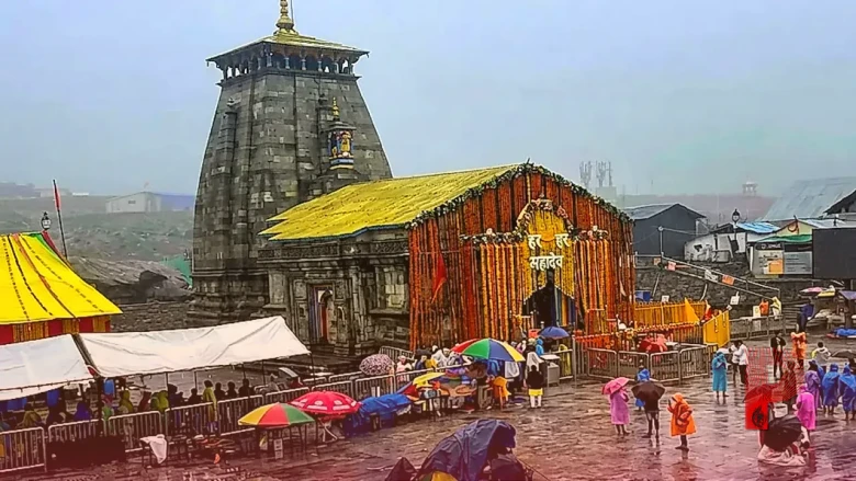 केदारनाथ पैदल मार्ग पर दर्दनाक हादसा: पहाड़ी से पत्थर गिरने से यात्री की मौत, सुरक्षा कारणों से रोकी गई यात्रा