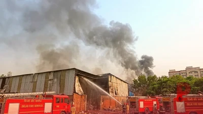 दिल्ली के मयूर विहार में धर्मशिला अस्पताल के करीब गोदाम में लगी भीषण आग, दमकल की 14 गाड़ियां मौके पर तैनात
