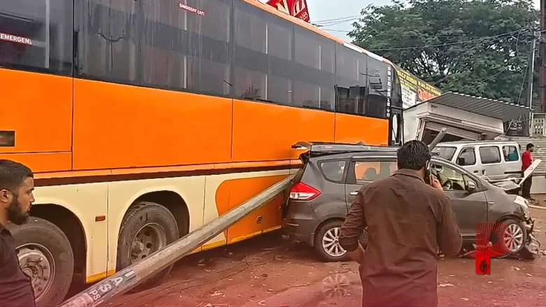 तेलंगाना: बेकाबू बस ने 5 गाड़ियों को मारी जोरदार टक्कर, होटल में घुसते ही भड़की आग, 50 लोग घायल
