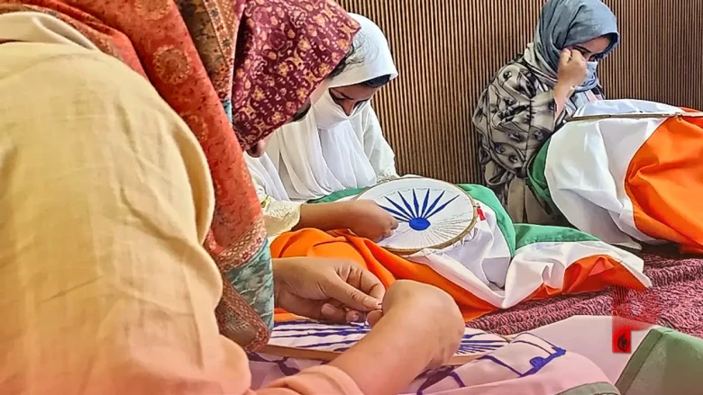 LoC के पास तिरंगा बनाकर आत्मनिर्भर बन रही हैं कुपवाड़ा की 140 महिलाएं, भारतीय सेना की मदद से बदल रही जिंदगी
