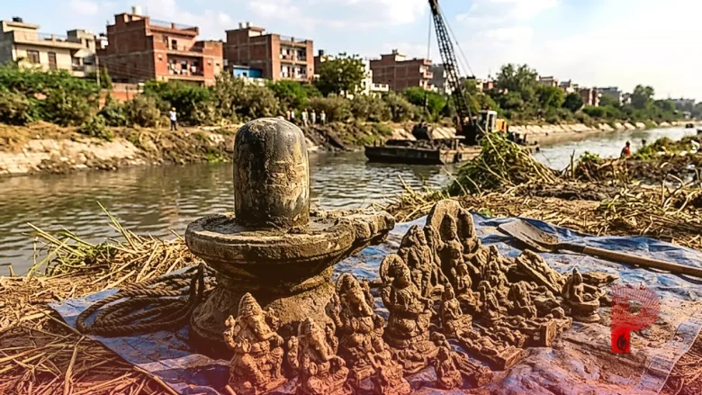 दिल्ली की मुनक नहर में सफाई के दौरान मिला 35 किलो का शिवलिंग और सैकड़ों धार्मिक मूर्तियां