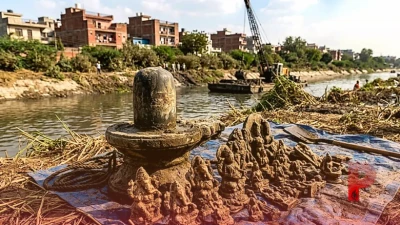 दिल्ली की मुनक नहर में सफाई के दौरान मिला 35 किलो का शिवलिंग और सैकड़ों धार्मिक मूर्तियां