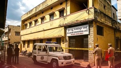 हासन के लॉज में युवती की संदिग्ध मौत: बाथरूम में मिला शव, साथ आए दो युवक फरार