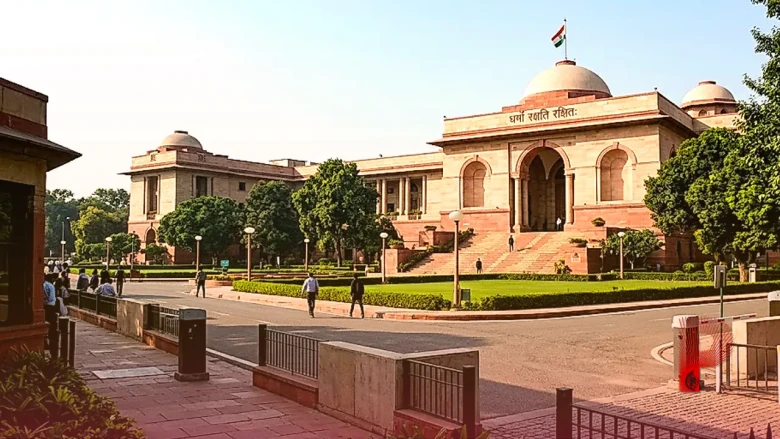 ममता बनर्जी को एक ही दिन में तीन बड़े झटके, चुनाव आयोग के फैसले के खिलाफ पहुंचीं सुप्रीम कोर्ट