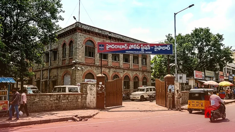 हैदराबाद: महिला के बाल पकड़कर घसीटने और पिटाई करने वाला होमगार्ड बर्खास्त, वीडियो सामने आने के बाद पुलिस ने लिया बड़ा एक्शन