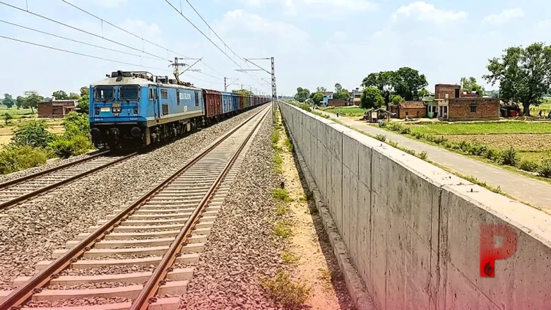 दिल्ली-हावड़ा रूट पर मालगाड़ियों की बढ़ेगी रफ्तार, मिर्जापुर में DFCC ट्रैक के किनारे बन रही सीमेंट की दीवार