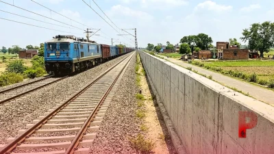 दिल्ली-हावड़ा रूट पर मालगाड़ियों की बढ़ेगी रफ्तार, मिर्जापुर में DFCC ट्रैक के किनारे बन रही सीमेंट की दीवार