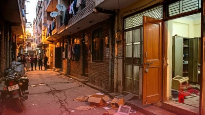 दिल्ली के संगम विहार में सनसनीखेज वारदात: जन्मदिन मनाकर लौटा परिवार, मात्र 45 मिनट के भीतर लाखों के गहने और नकदी साफ