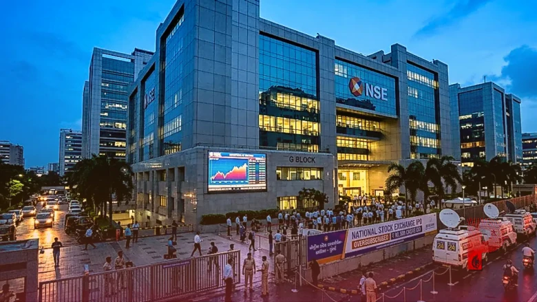 नेशनल स्टॉक एक्सचेंज के IPO पर निवेशकों की जबरदस्त भीड़, 90,300 करोड़ रुपये की लगी बोली