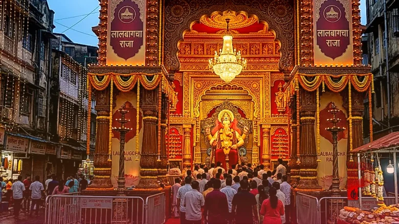 लालबागचा राजा के दर पर नतमस्तक हुए शाहरुख खान, पत्नी गौरी और बेटी सुहाना के साथ बप्पा का लिया आशीर्वाद